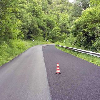 Macerata - slurry seal cold-treating a dangerous bend - Slurry Srl